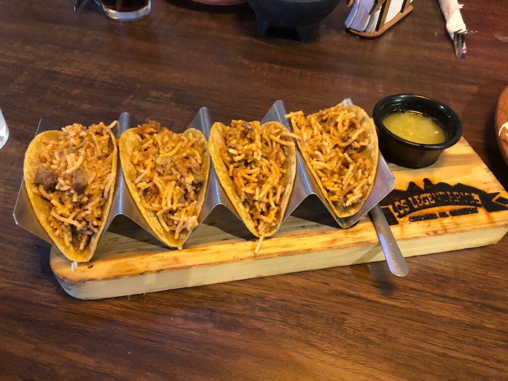 Los Legendarios, tacos de fideo con ribeye