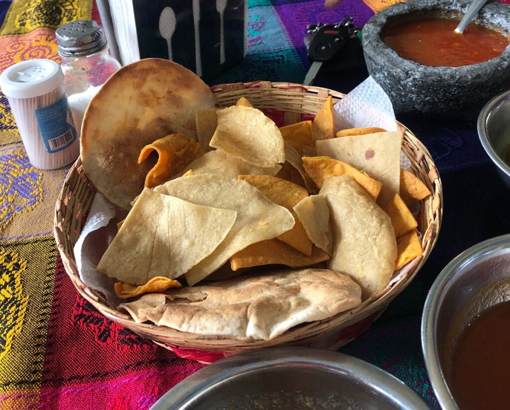 Los primos, totopos y tostadas 